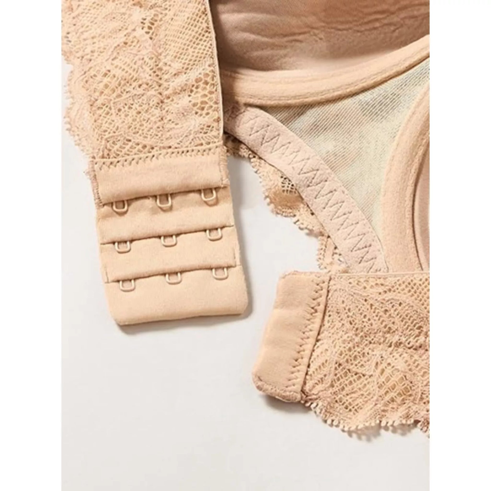 Women's nude T-shirt bra with underwire support and lace trim